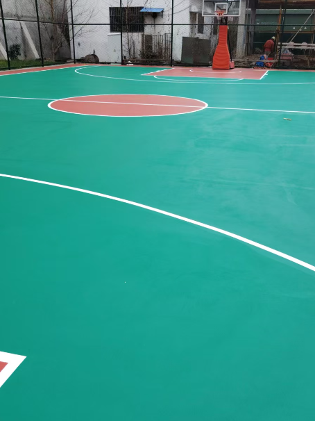 博白 球场长期使用易出现地面开裂
